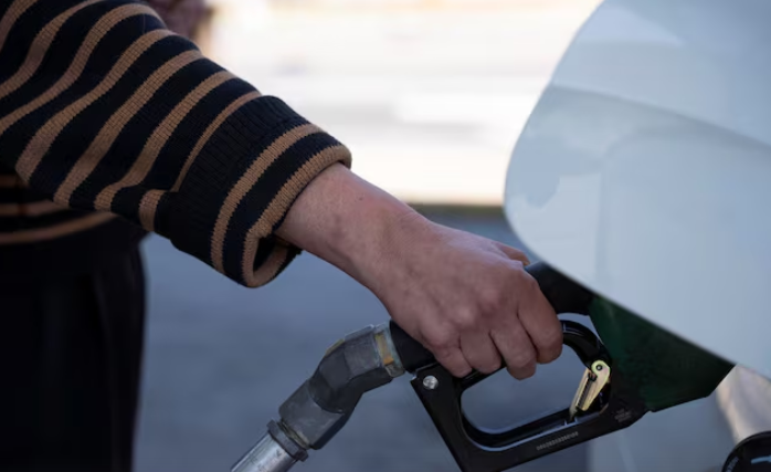 国际油价大幅回落 黄金价格逆势走强