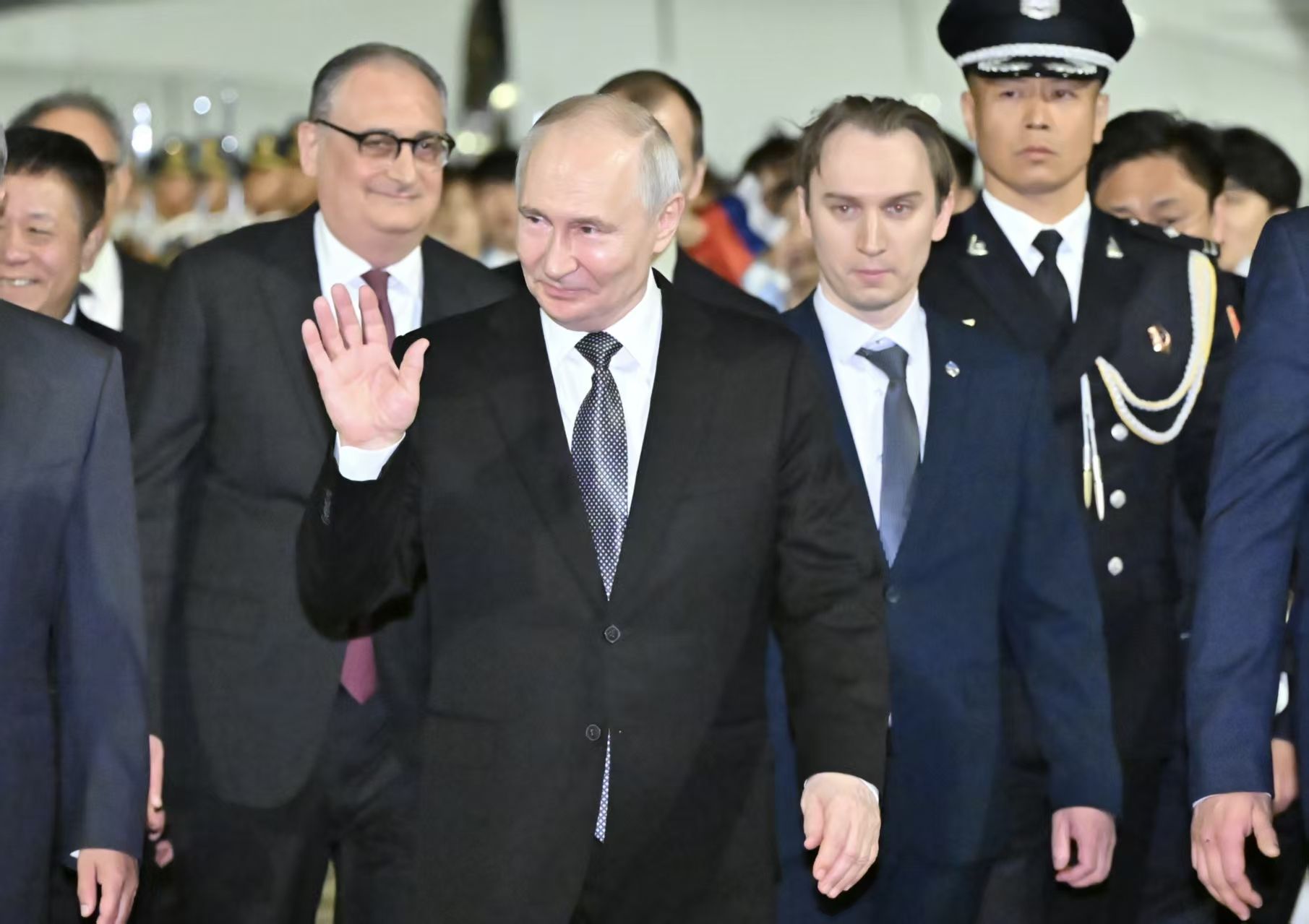 Xi Jinping hosts a welcome ceremony for Putin in China